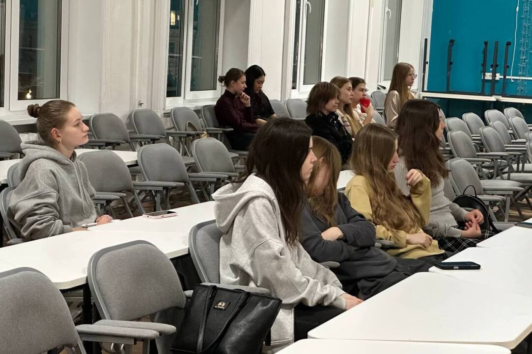 Лицеисты слушают лекцию